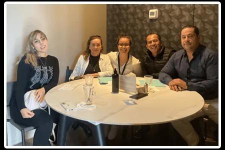 Clientes de AGNOR Inmobiliaria con su nuevo hogar, caso de éxito 1