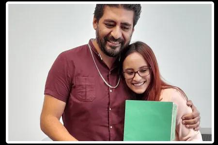 Clientes de AGNOR Inmobiliaria con su nuevo hogar, caso de éxito 5
