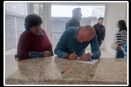 Clientes de AGNOR Inmobiliaria con su nuevo hogar, caso de éxito 8