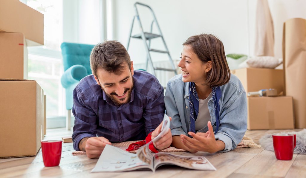 Pareja viendo preventas de departamentos en México
